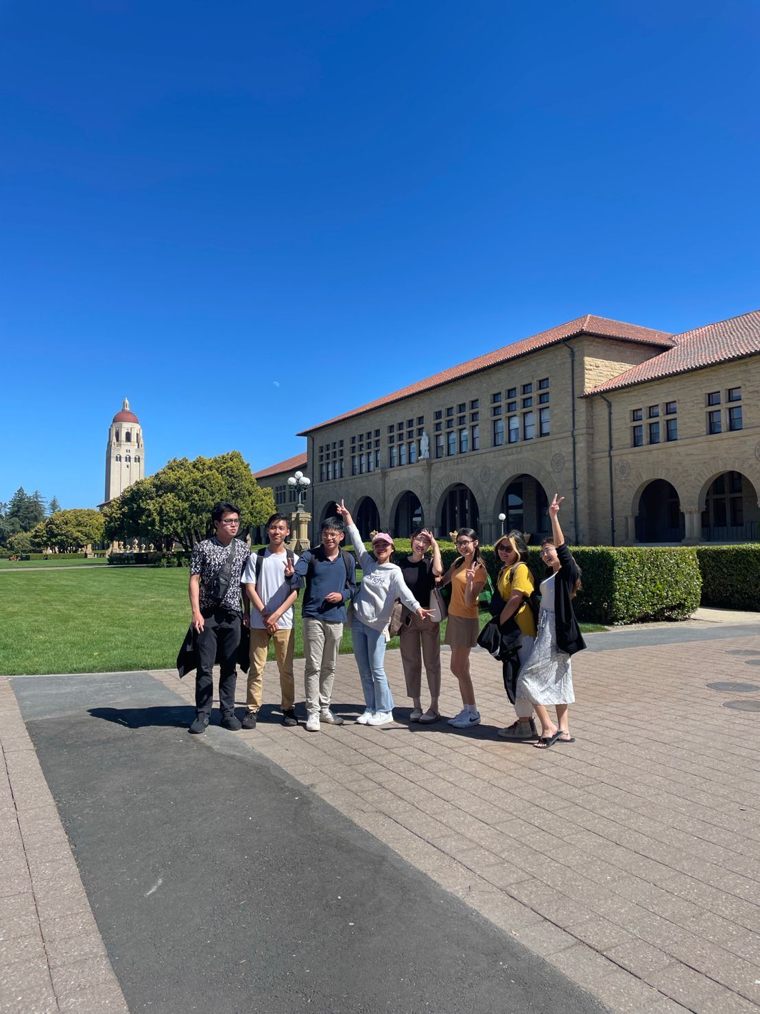 Các bạn sinh viên ghé thăm Đại học Stanford