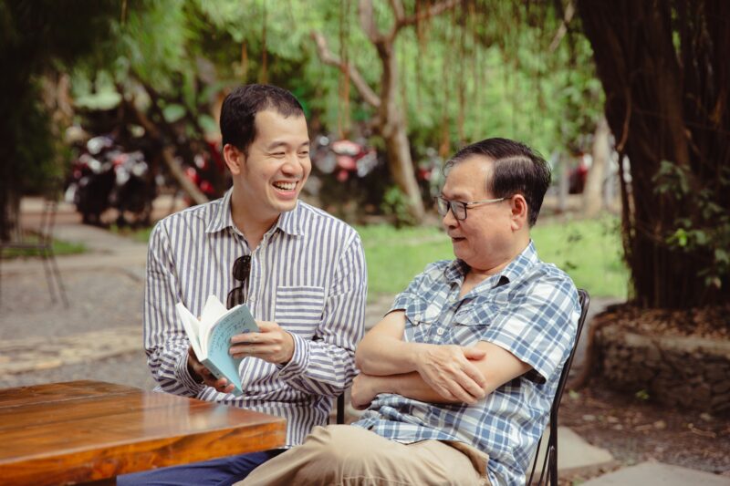 Đạo diễn Trịnh Đình Lê Minh trao đổi cùng nhà văn Nguyễn Nhật Ánh cho dự án phim sắp tới 