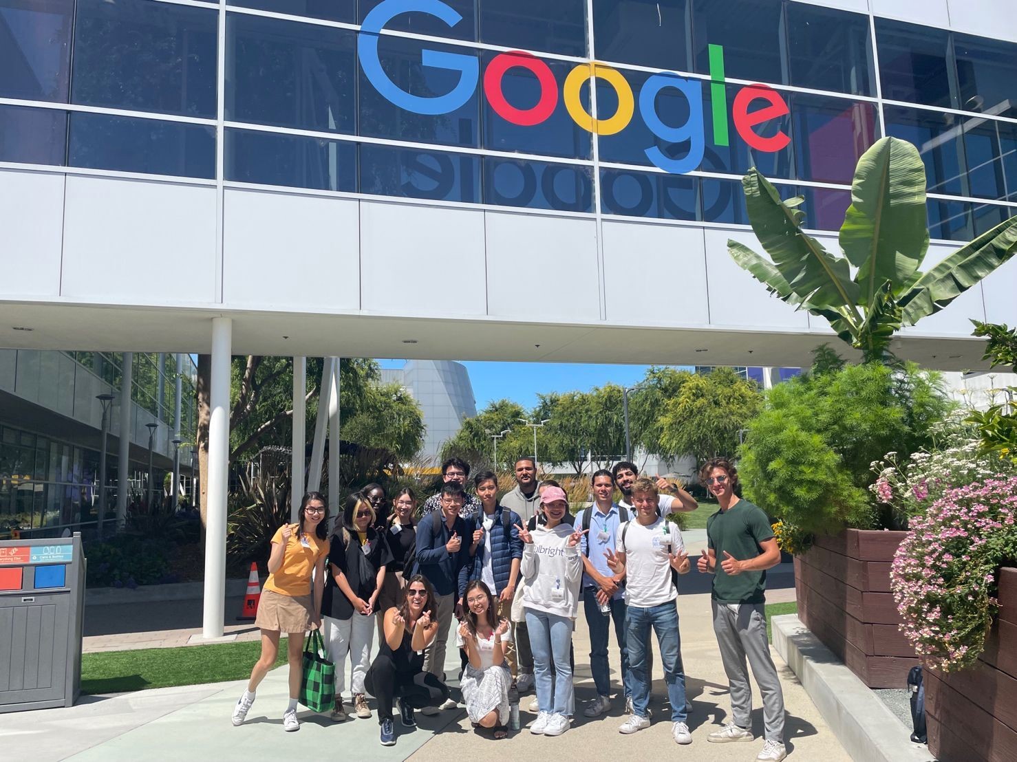 Kien cùng các thành viên khác của SVIC tham quan trụ sở Google ở Thung lũng Silicon