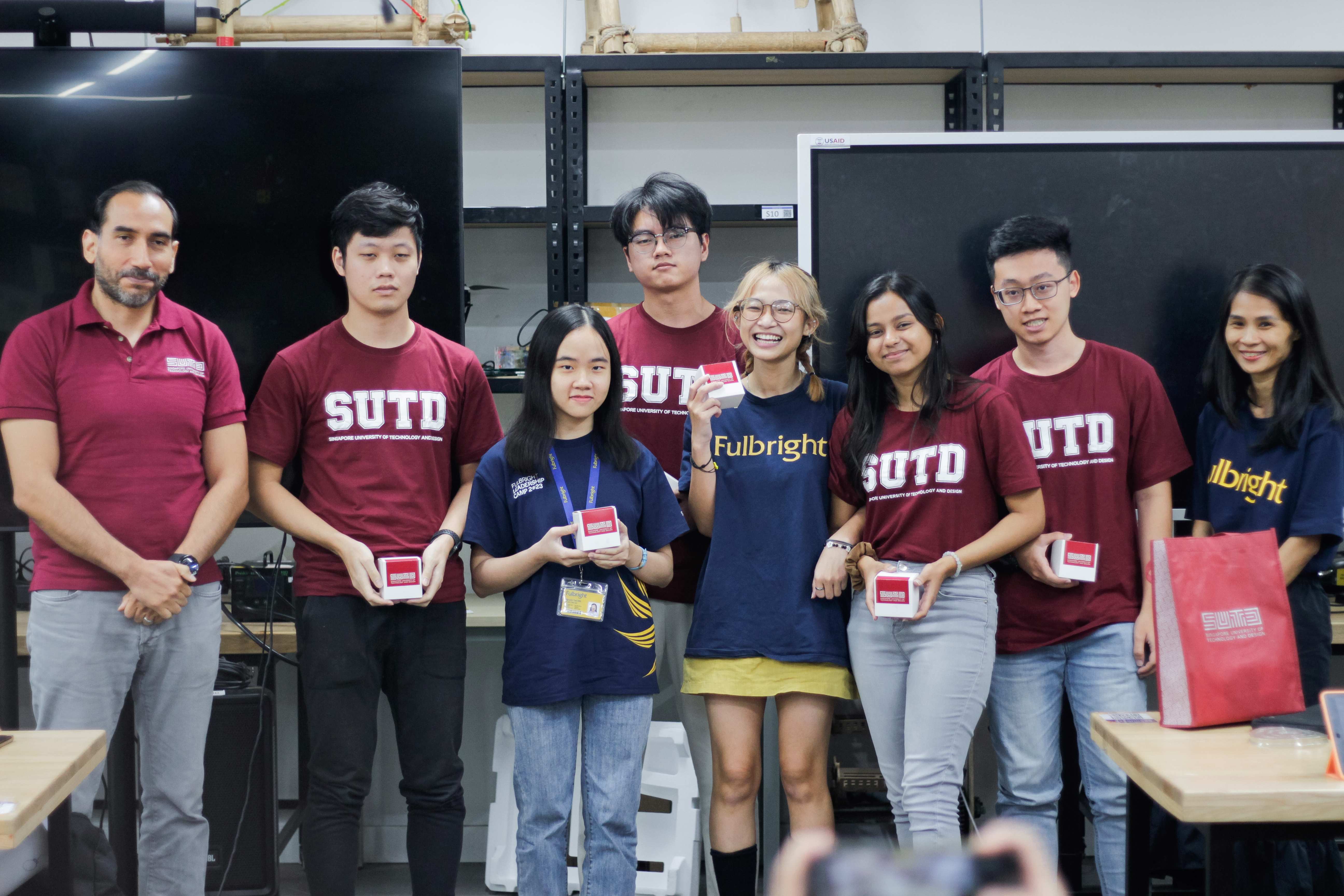 "Các thầy cô luôn cố gắng tìm kiếm rất nhiều cơ hội cho tụi mình, SUTD Hackathon hay các chương trình trao đổi quốc tế chỉ là số ít trong đó," Lan Khanh chia sẻ.