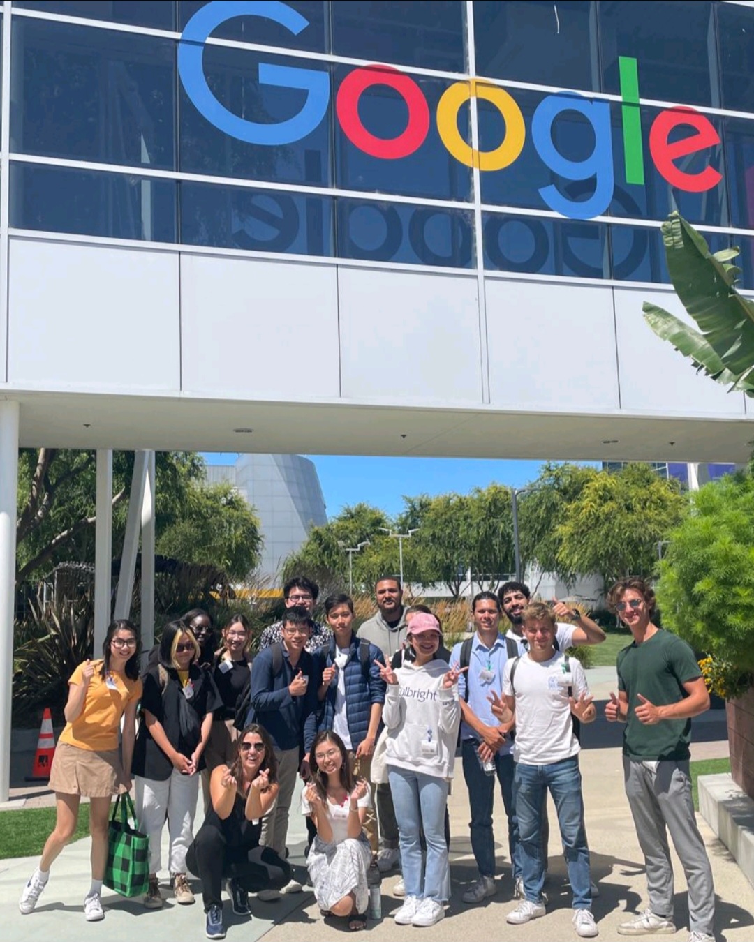 Các sinh viên SVIC trong chuyến tham quan "tổng hành dinh" của Google tại Mountain View, California