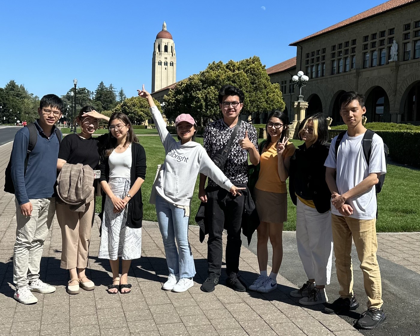 Kien cùng các thành viên Việt Nam tham dự SVIC trong khuôn viên Đại học Stanford
