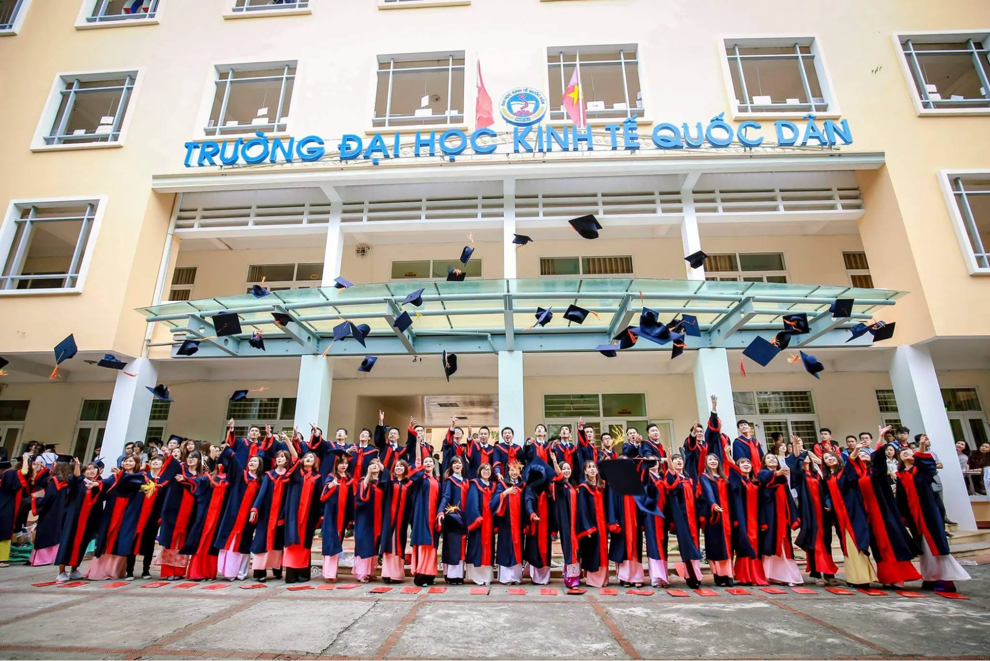 Sinh viên trường Đại học Kinh tế Quốc dân chụp ảnh tốt nghiệp