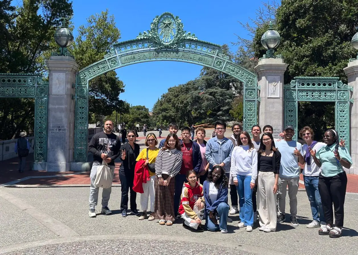 Các bạn sinh viên Fulbright chụp hình lưu niệm trước cổng Sather Gate dẫn vào Đại học California tại Berkeley