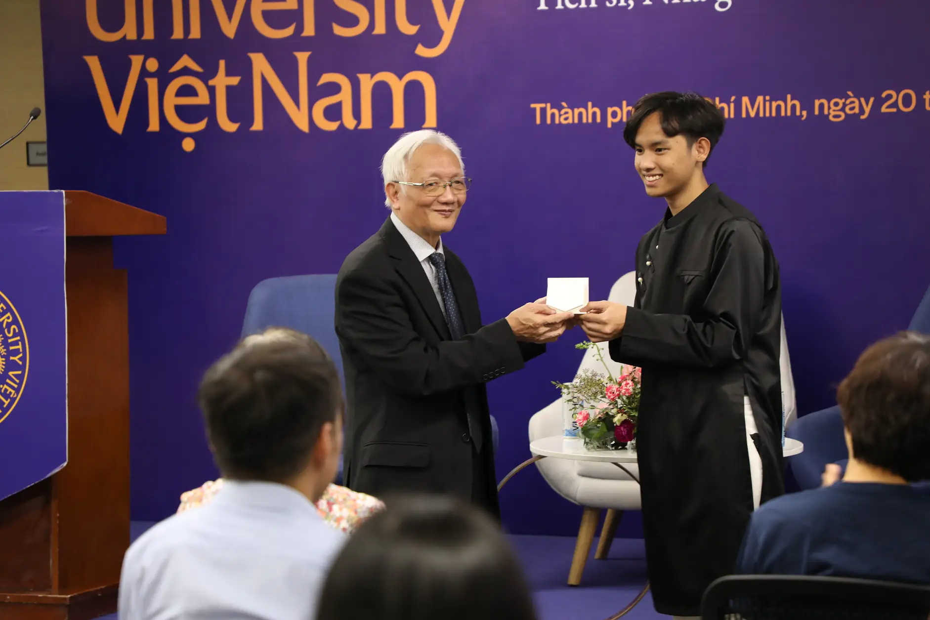 TS. Nguyễn Tùng Lâm trao tặng học bổng cho các sinh viên ngành Tâm lý học tại Trường Đại học Fulbright Việt Nam.
