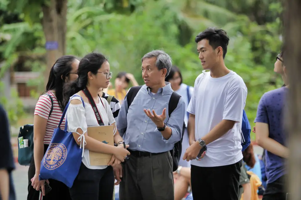 TS. Nguyễn Nam hướng dẫn các sinh viên Fulbright ngành Việt Nam học trong một chuyến đi thực địa tại tỉnh Bến Tre.