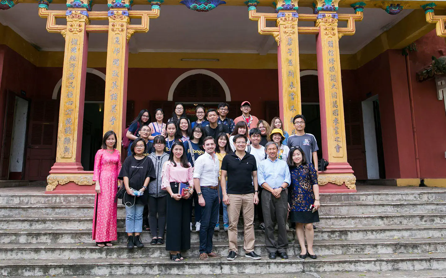 Sinh viên Fulbright tham gia lớp học trải nghiệm về văn hóa lịch sử dưới sự hướng dẫn của TS. Nguyễn Nam và TS. Andrew Bellisari.