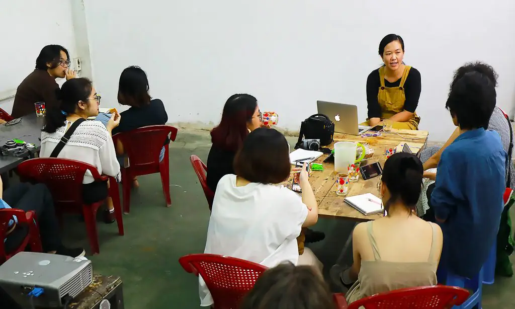 Sinh viên Fulbright đến thăm xưởng vẽ sơn mài ở Đà Nẵng.